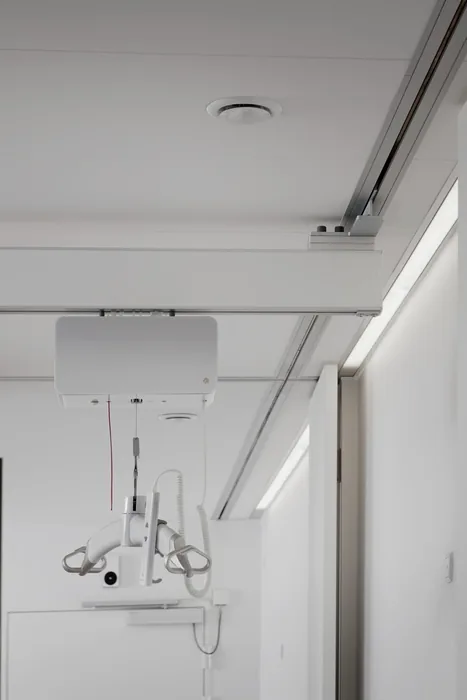 Grúa con raíles montados en pared