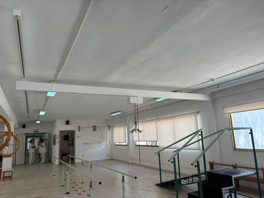 Raíles de grúa de techo instalados en una sala de rehabilitación